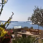 Apartman Doa - With Lovely Terrace & Sea View Mlini